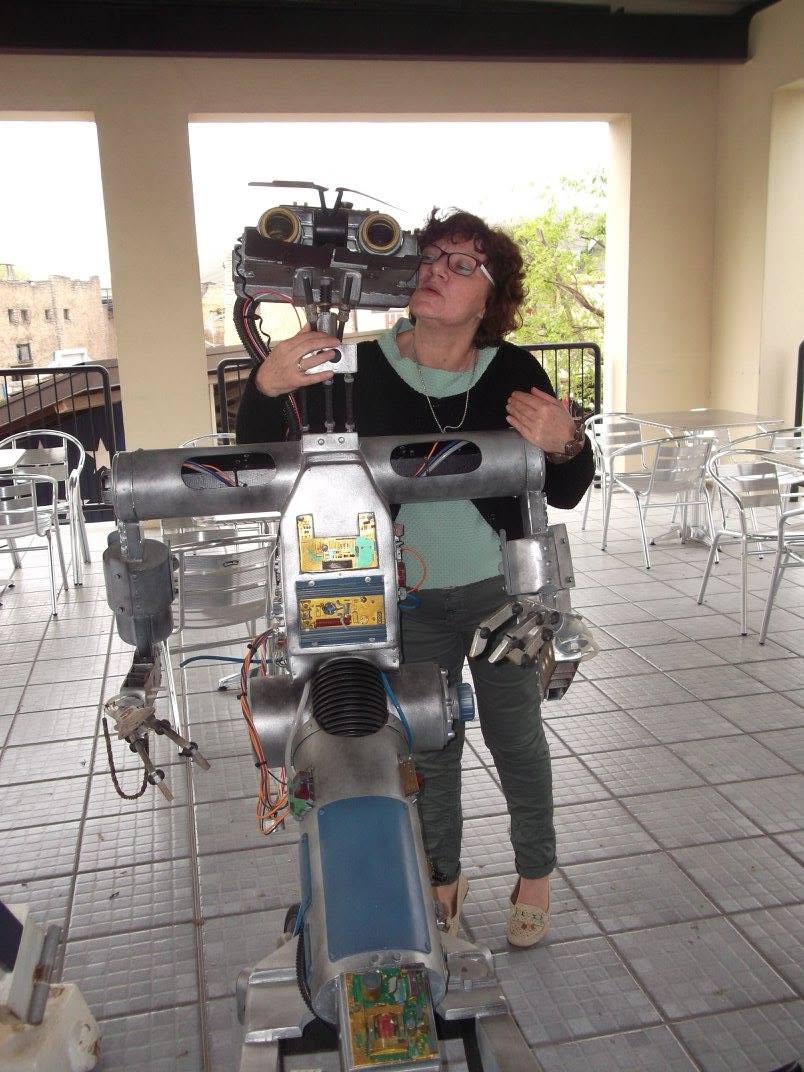 לאורה עם רובוט מהסרטים במובילנד